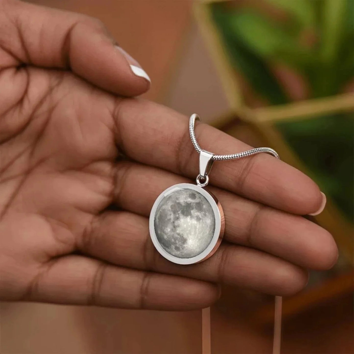 Graphic circle necklace