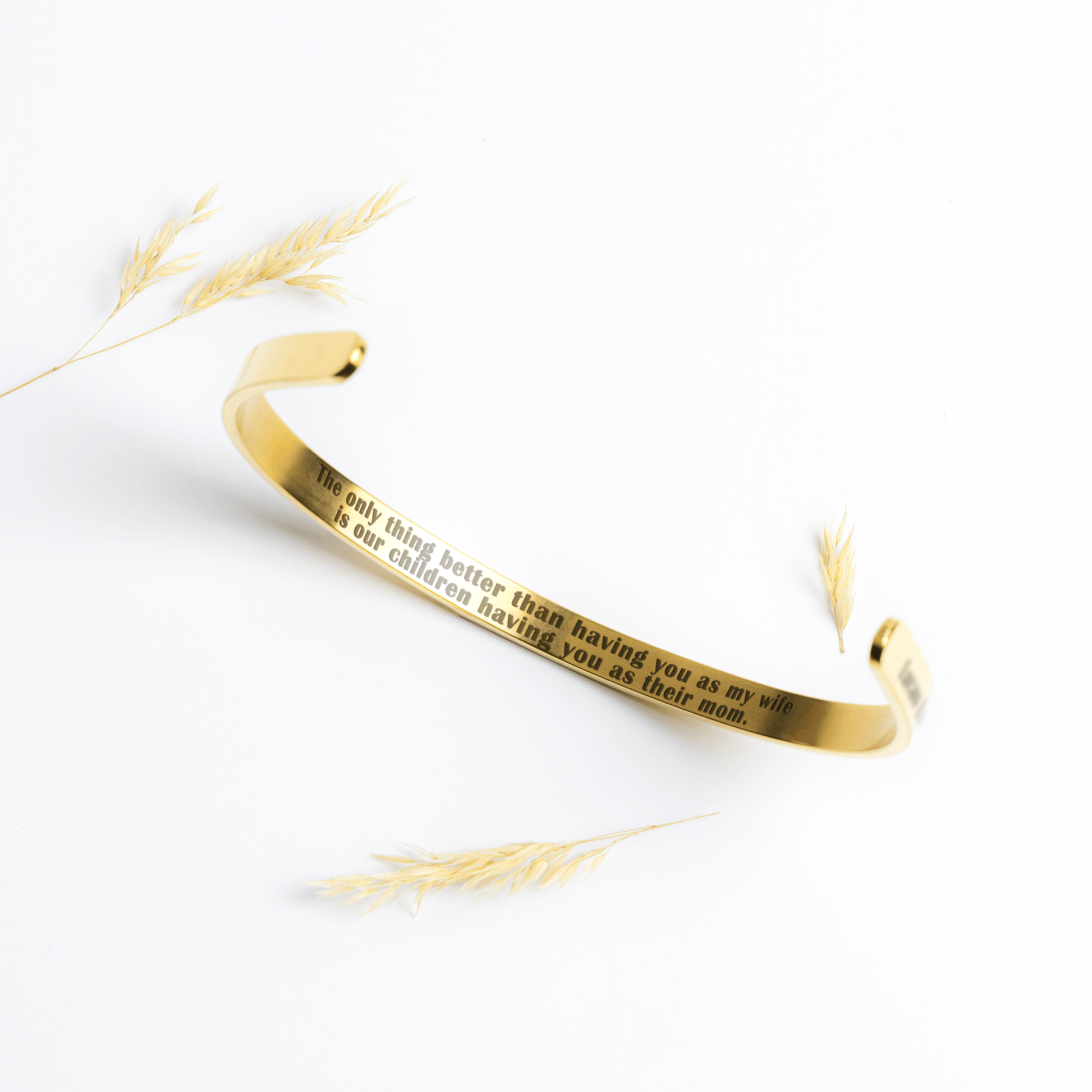 CB3IN_-_The_Only_Thing_Better_-_Cuff_Bra_Gold_Lifestyle_01_Mockup.png_15537310